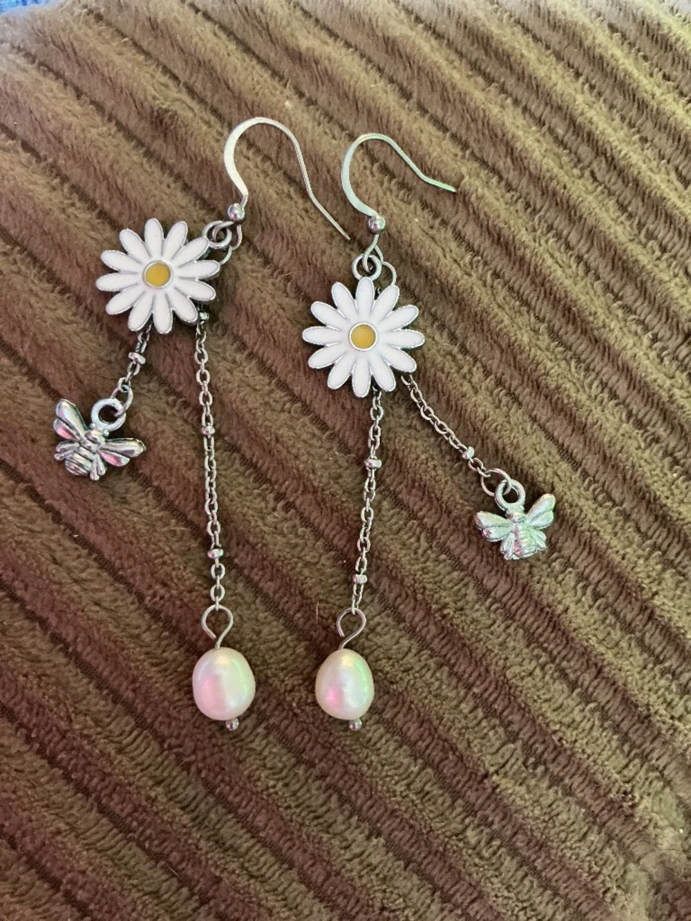 Cute Daisy And Bee And Pearl Charmed Earrings